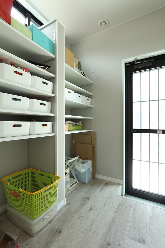 買い置きもたっぷり収納できるパントリー