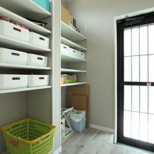 買い置きもたっぷり収納できるパントリー