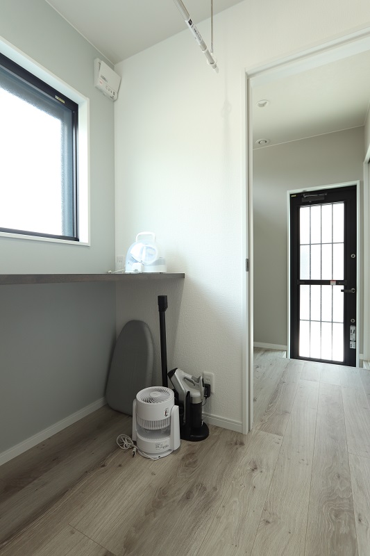 ランドリーのカウンターはご主人でもアイロンがかけやすい高さが基準