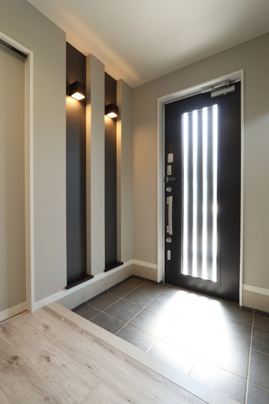 ブラケットの灯りで出迎えるスッキリ玄関