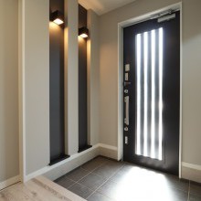 ブラケットの灯りで出迎えるスッキリ玄関