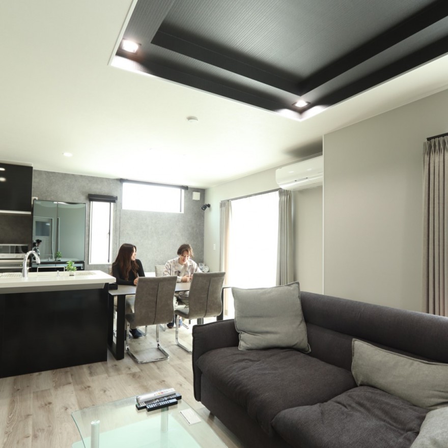 グレー×モノトーンカラーのリビングが心地よいお家