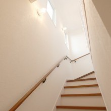 アクセントのブラケットライトがポイント