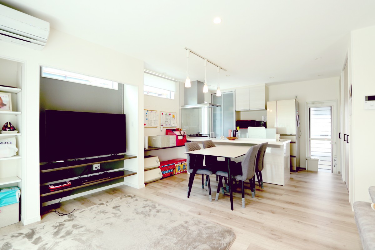 ホワイトを基調にシンプルにまとめたコーディネート