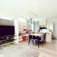 ホワイトを基調にシンプルにまとめたコーディネート