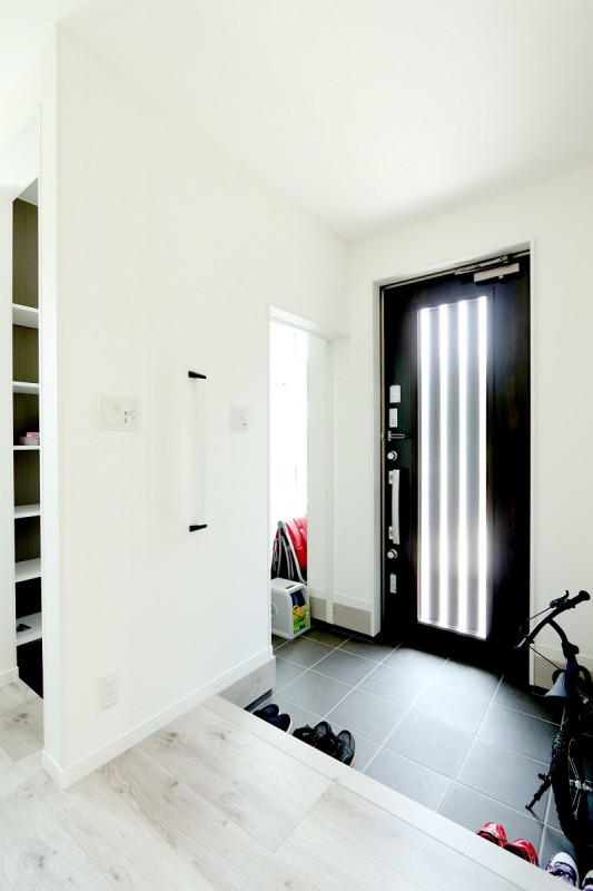 家族全員の靴や外で使う道具もしっかり収まるシューズクローク&玄関