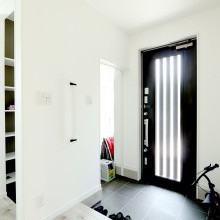 家族全員の靴や外で使う道具もしっかり収まるシューズクローク&玄関