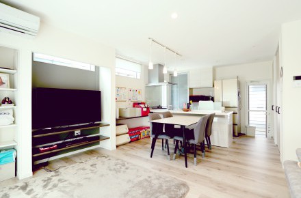 シンプルで明るく広々したリビングに笑い声がこだまする家