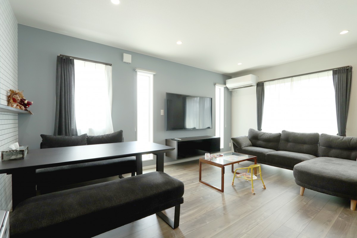 広々としたリビングにブルーグレーのクロスが映えるナチュラルモダンなコーディネート