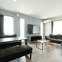 広々としたリビングにブルーグレーのクロスが映えるナチュラルモダンなコーディネート