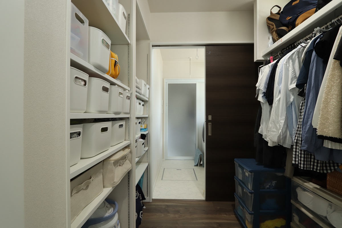 キッチンからのファミリークロゼットを介した家事ラク動線で時間にゆとりを