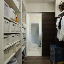 キッチンからのファミリークロゼットを介した家事ラク動線で時間にゆとりを