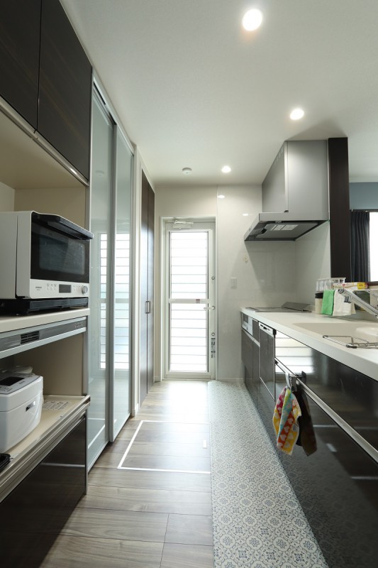 キッチン背面は半透明の扉で明るさを保ちながらたっぷりの収納を確保