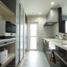 キッチン背面は半透明の扉で明るさを保ちながらたっぷりの収納を確保