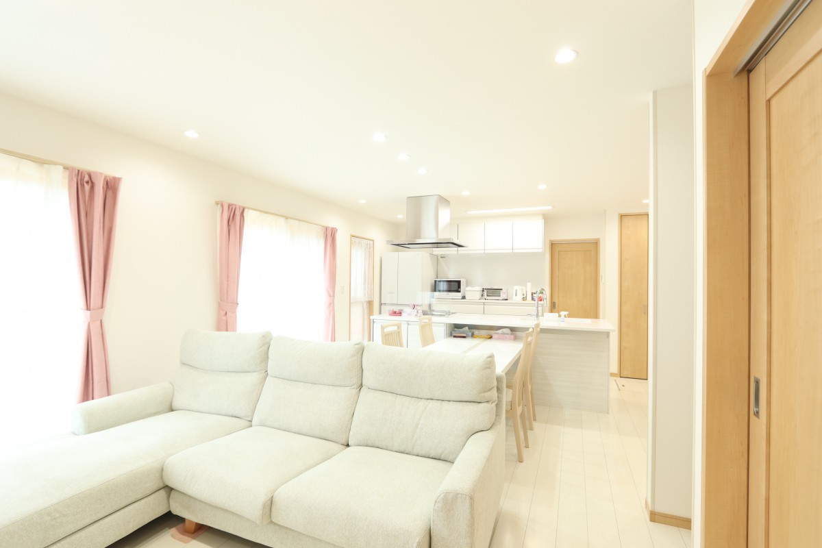 ホワイトをメインカラーに明るくフレッシュな空間のLDK