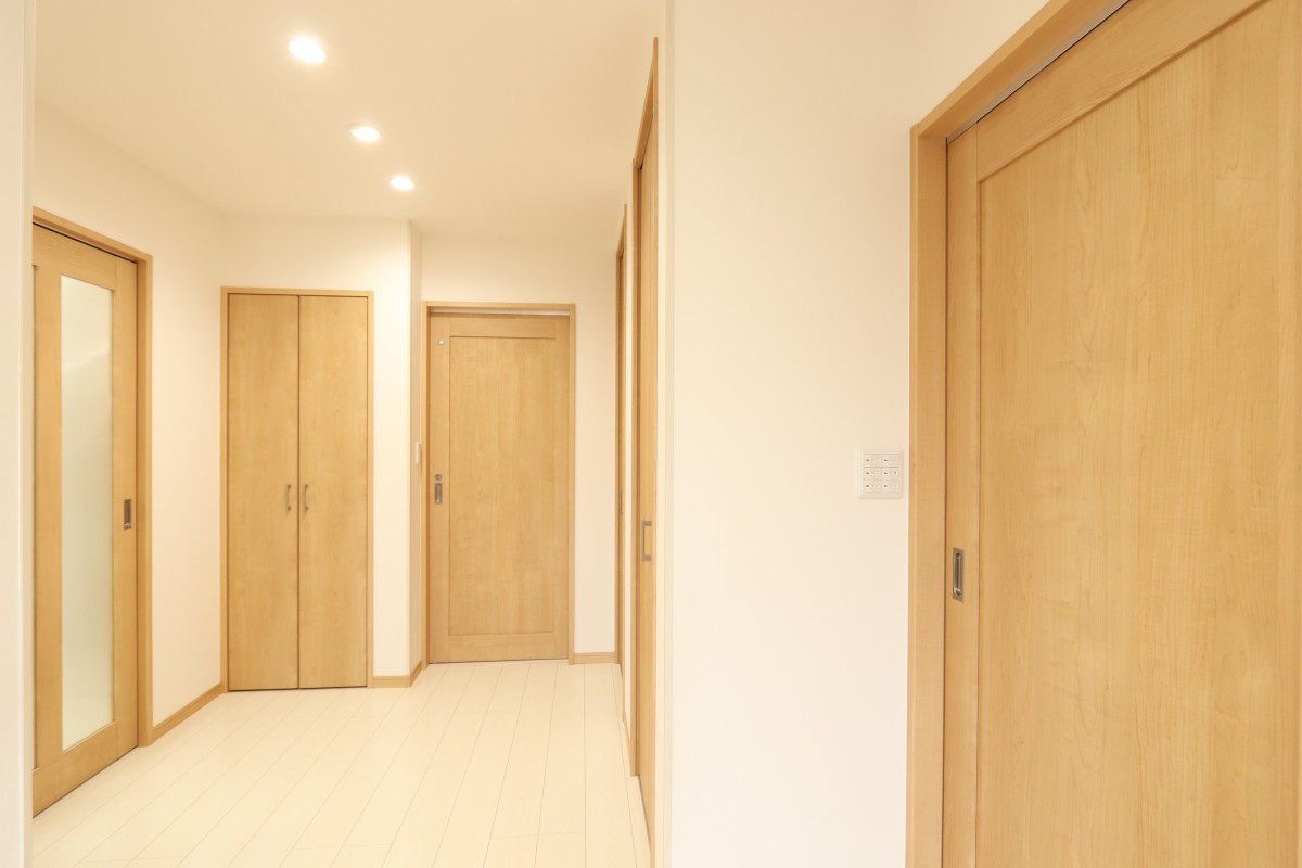 お客様をお迎えする玄関ホールを広々とした空間に。