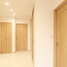 お客様をお迎えする玄関ホールを広々とした空間に。