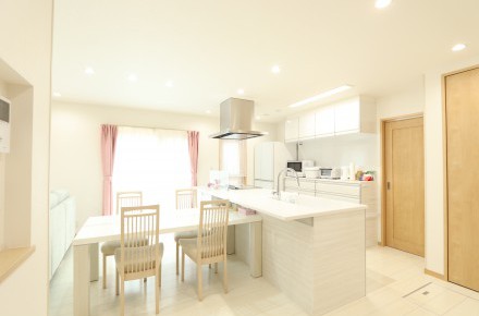 ホワイトカラーで清潔感ある空間と憧れのアイランドキッチンのある家