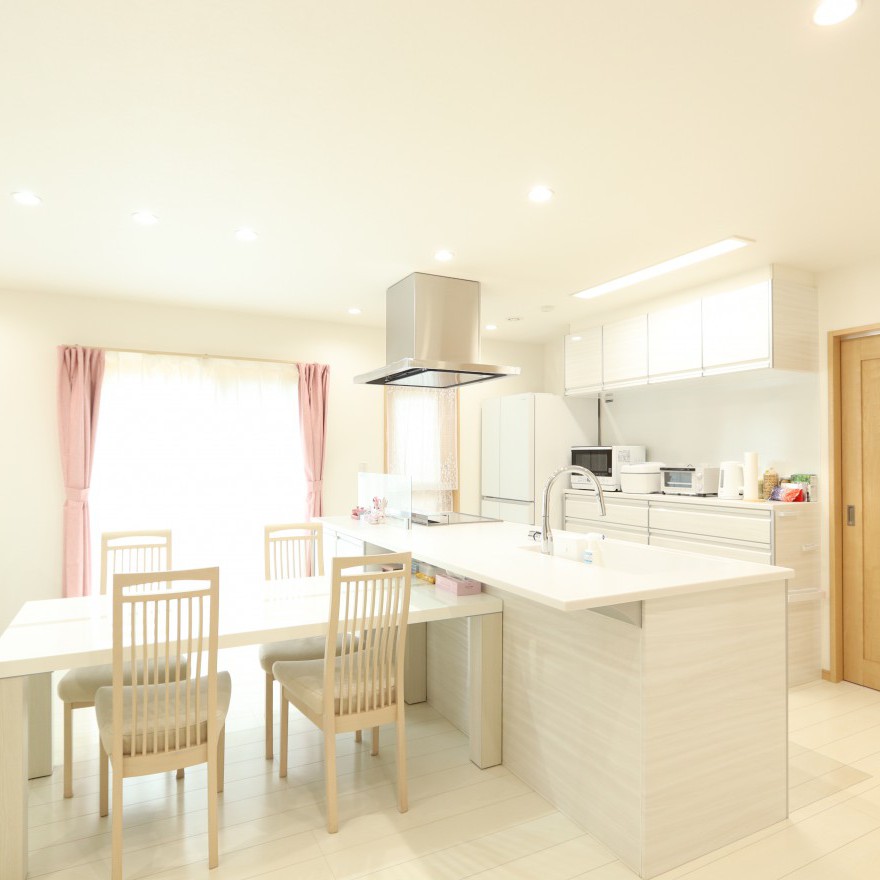 ホワイトカラーで清潔感ある空間と憧れのアイランドキッチンのある家