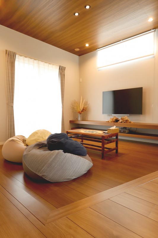 掘り下げた床で広々としたくつろぎのリビング空間