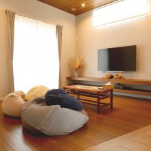 掘り下げた床で広々としたくつろぎのリビング空間