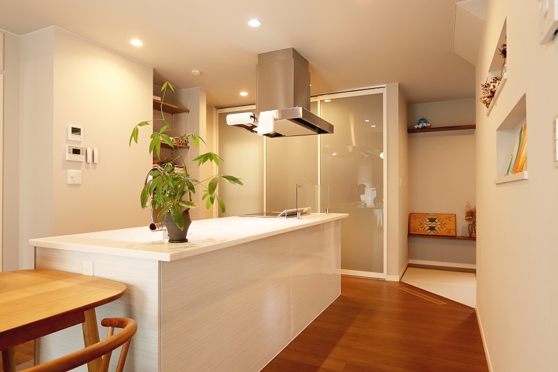 片づけられたすっきりとしたなかで引き立つキッチン