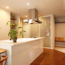 片づけられたすっきりとしたなかで引き立つキッチン