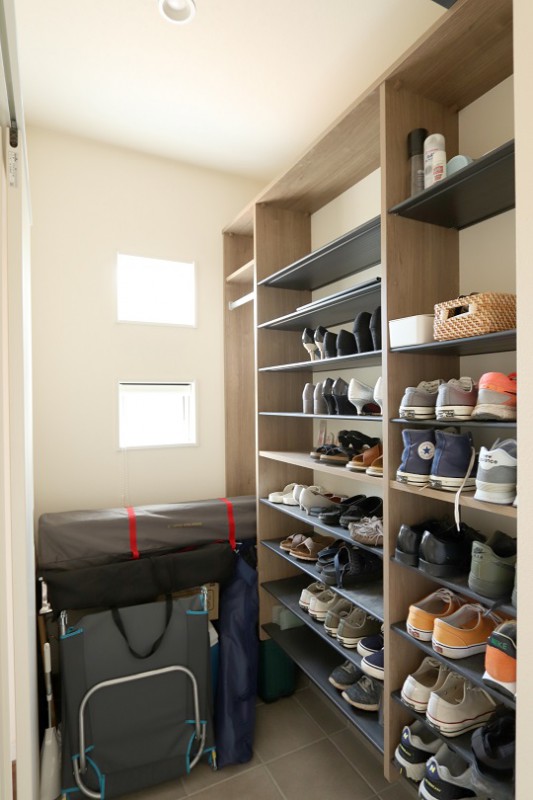 今後の物量も検討して計画されたシューズクローク