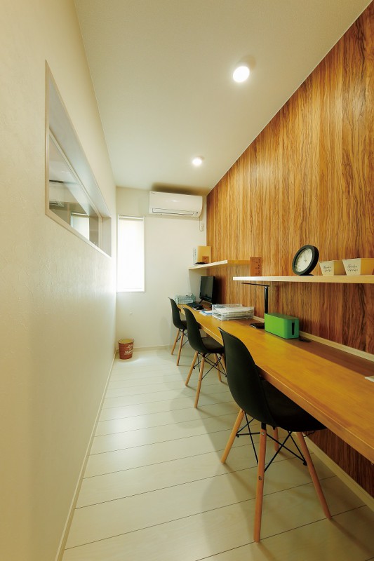 リビング隣の勉強部屋。室内窓で家族とつながる