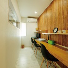 リビング隣の勉強部屋。室内窓で家族とつながる