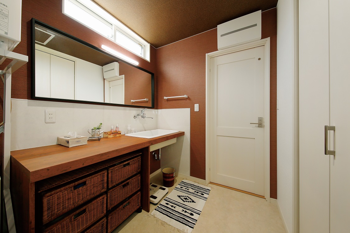 シンプルに仕上げた造作洗面台