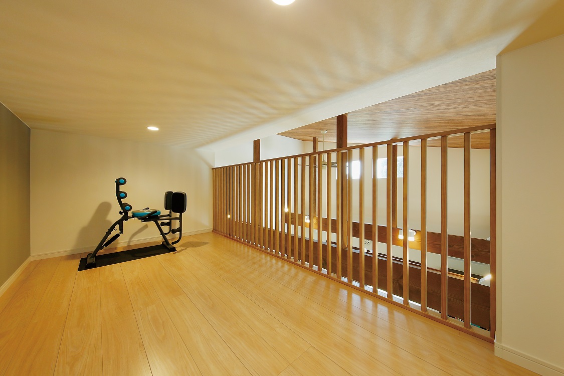 多目的に使えるロフトはリビングを見下ろせる。空間を共有