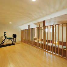 多目的に使えるロフトはリビングを見下ろせる。空間を共有