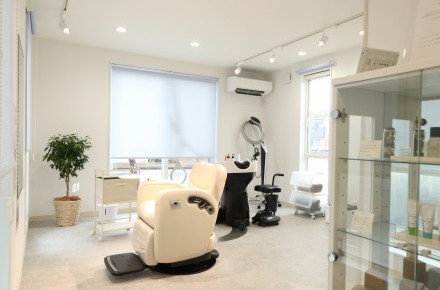 明るく心地よい空間が広がるヘアサロン