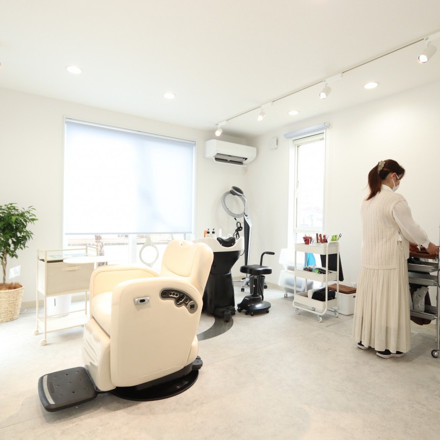明るく心地よい空間が広がるヘアサロン