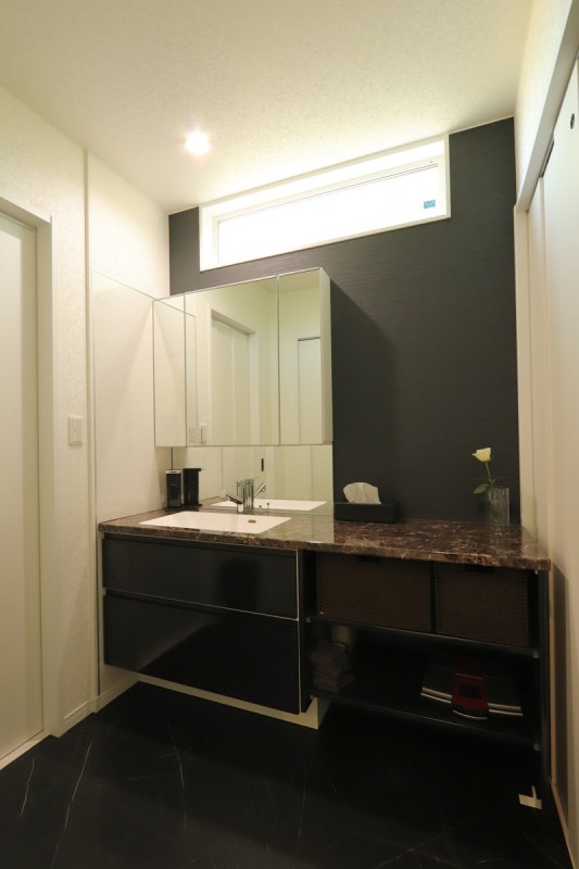 石目の質感を活かしたサニタリー