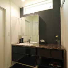 石目の質感を活かしたサニタリー