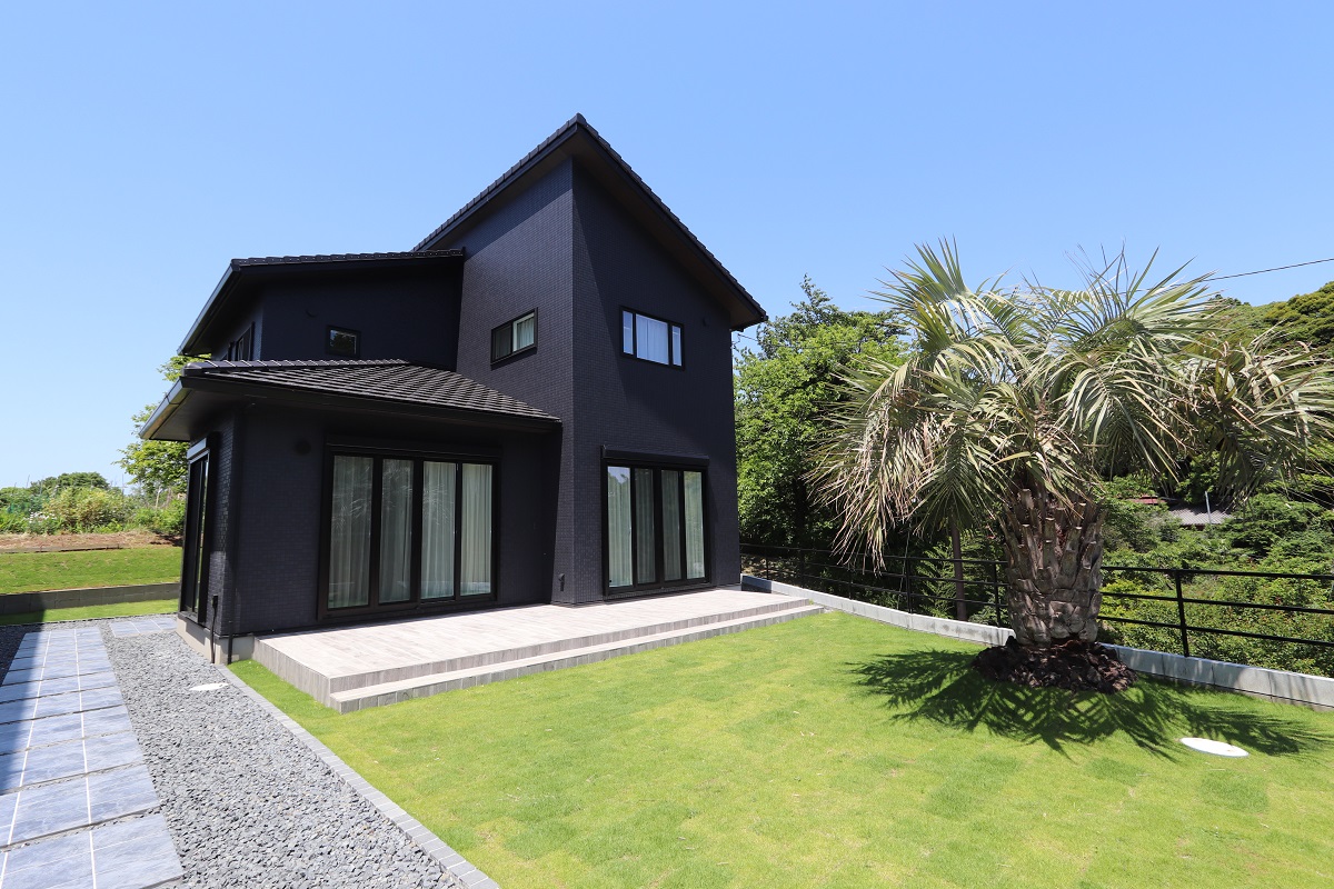 タイルデッキが印象的な外観