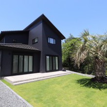 タイルデッキが印象的な外観