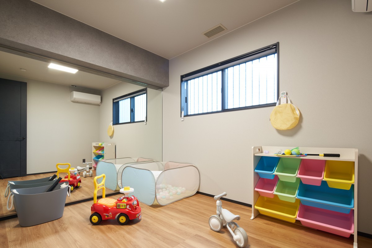 子供の成長とともに変化するキッズルーム。
大きなミラーはダンスレッスンに