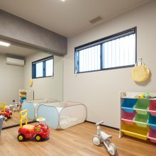 子供の成長とともに変化するキッズルーム。
大きなミラーはダンスレッスンに