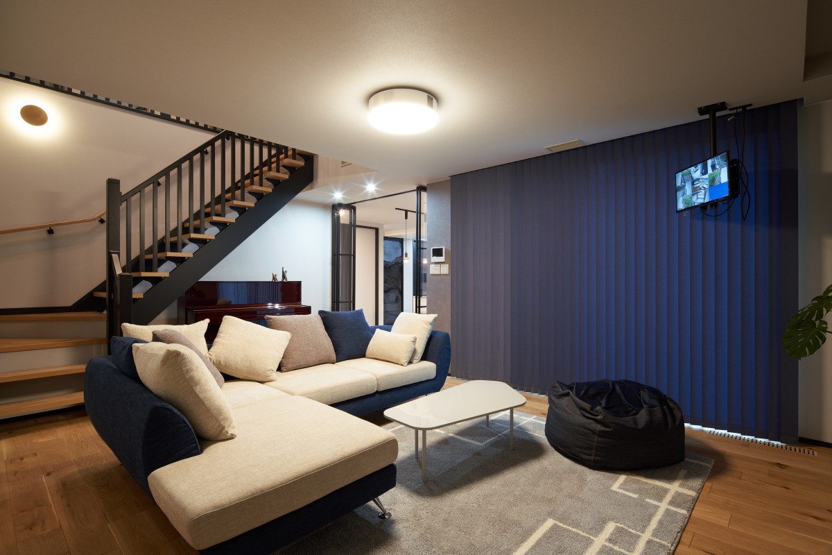 すっきりモダンと落ち着きのあるカラーコーディネーションがバランスよく居心地の良いLDK
ブルーのバーチカルブラインドがメインカラー