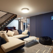 すっきりモダンと落ち着きのあるカラーコーディネーションがバランスよく居心地の良いLDK
ブルーのバーチカルブラインドがメインカラー