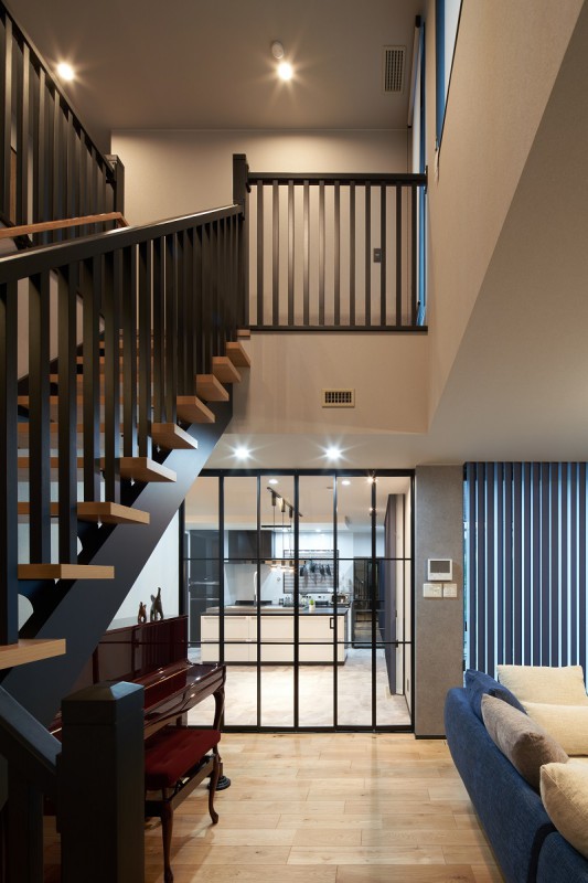 リビング階段から続く開放的でダイナミックな吹き抜け
