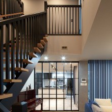 リビング階段から続く開放的でダイナミックな吹き抜け
