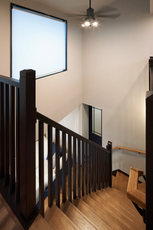 陽の光が降り注ぐ吹き抜けの階段室。