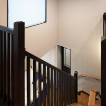 陽の光が降り注ぐ吹き抜けの階段室。