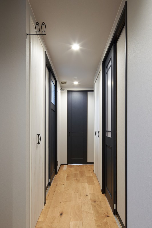 ハイドアですっきりとした印象的な廊下