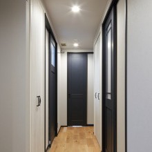 ハイドアですっきりとした印象的な廊下