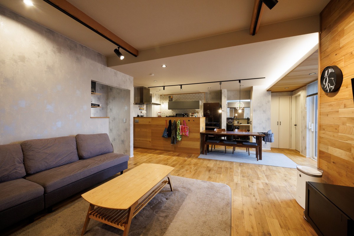 家族が集まるリビングは木のぬくもりでナチュラルに寄せた空間で